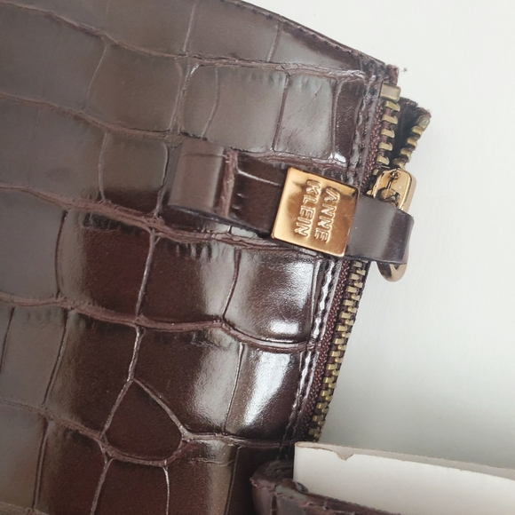 Holding Item 🩷 Just In Case - Picture 4 of 7